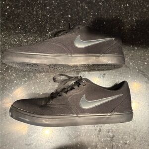 Nike Black and Gray Skateboarding Sneakers